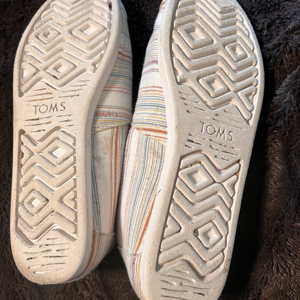 Toms - Picture 2 of 4